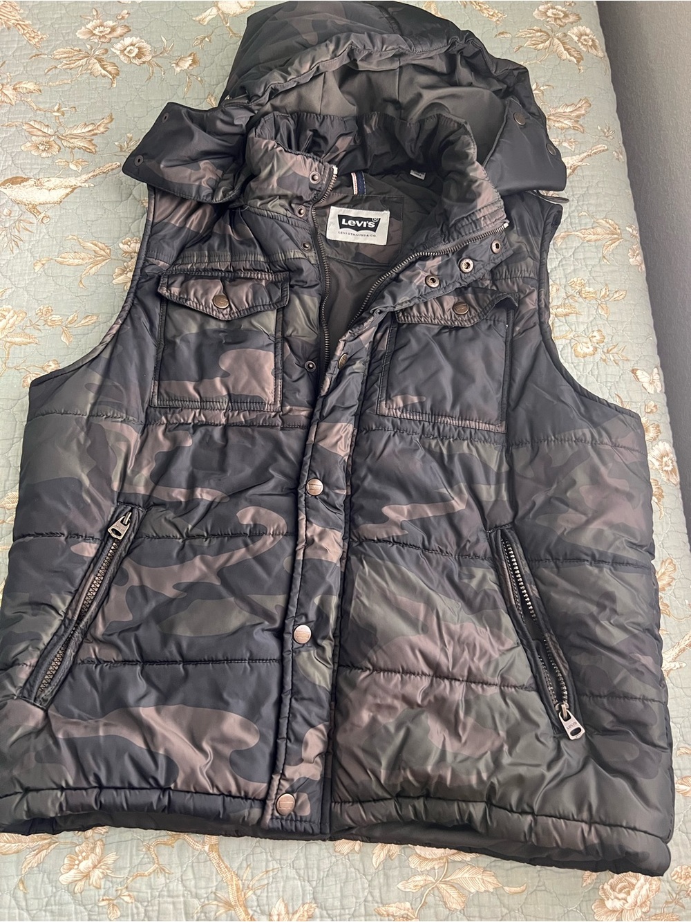 Levi's Men Black Gray Camo Puffer Vest with Hood